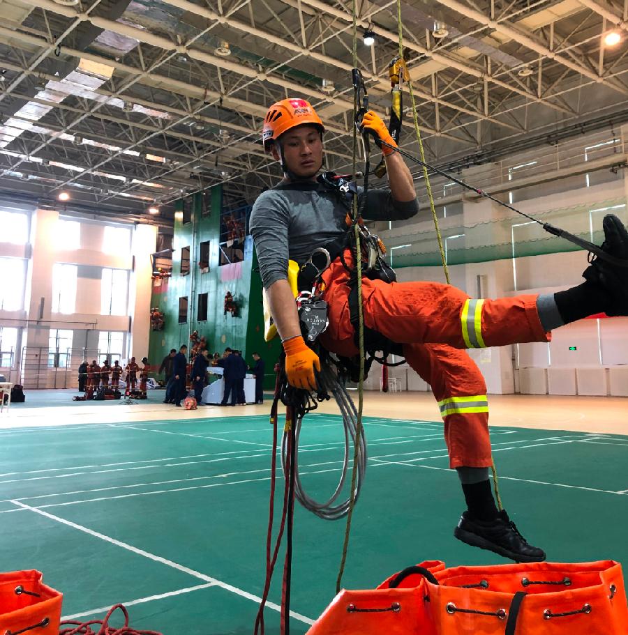 应急救援员是指从事突发事件的预防与应急准备，受灾人员和公私财产救助