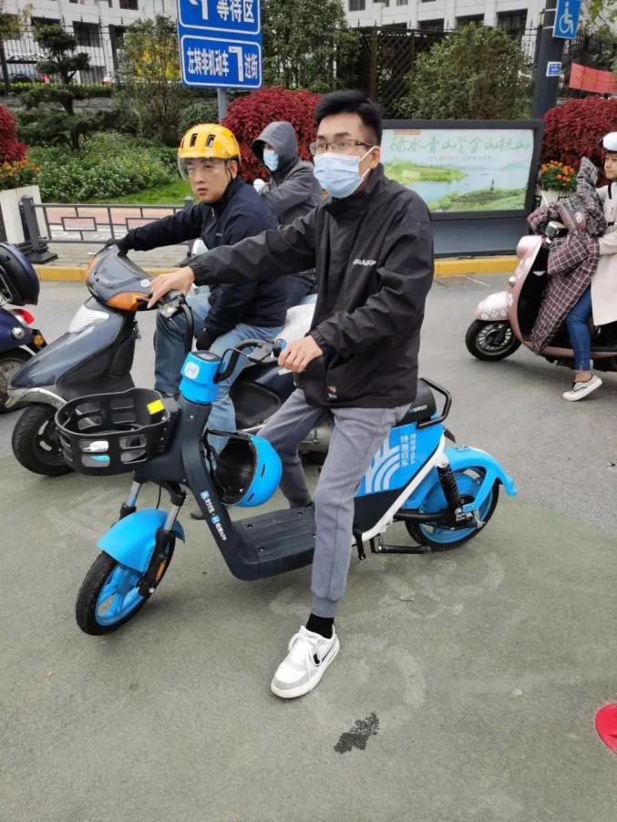六安骑共享电动车的人注意