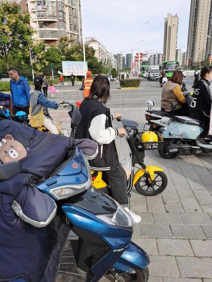 六安骑共享电动车的人注意