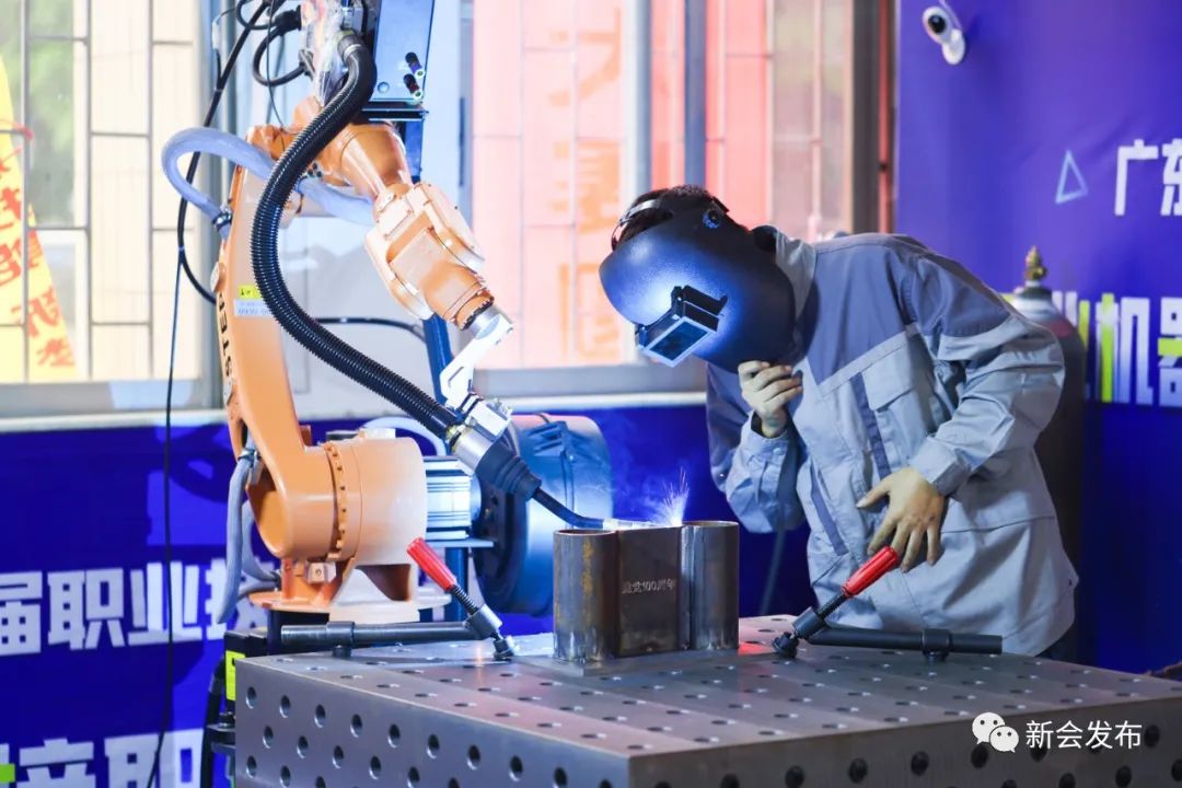 本次竞赛分为机器人焊接实操竞赛和专业理论知识比赛,经过三天的精彩