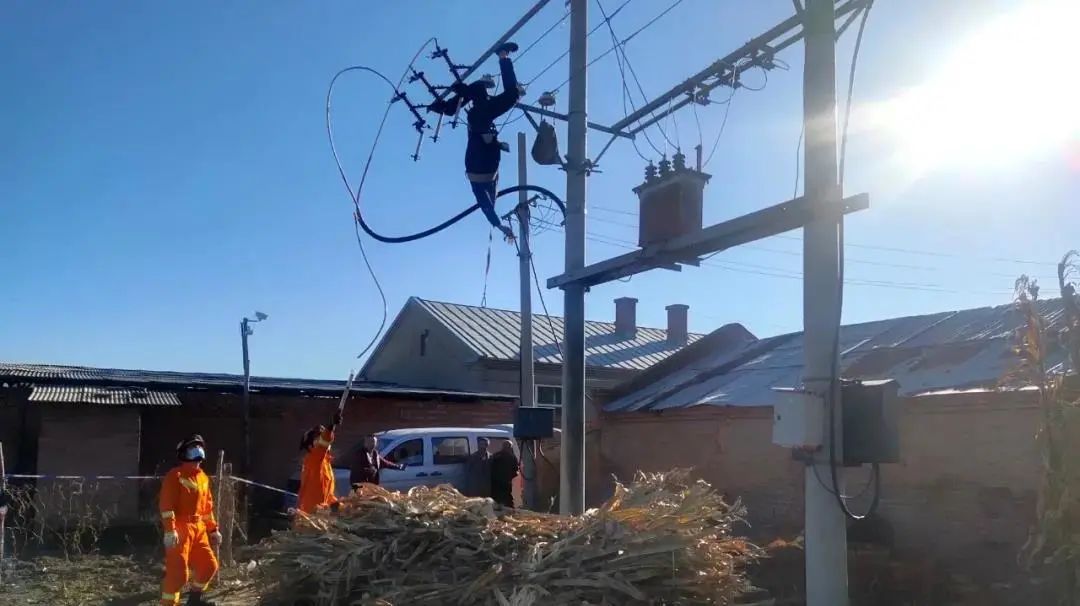 男子就被电到了 救援人员到达现场后 立即对触电人员实施救援 据现场