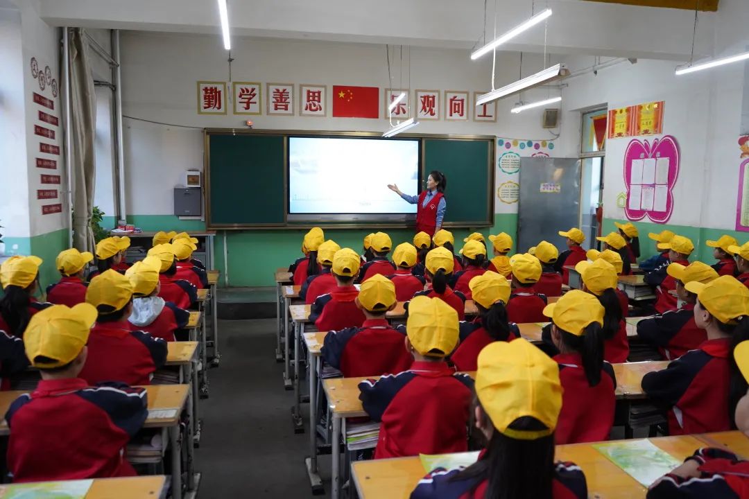 介休车务段组织孝西站团员青年前往孝义市青年路小学进行"中国少年