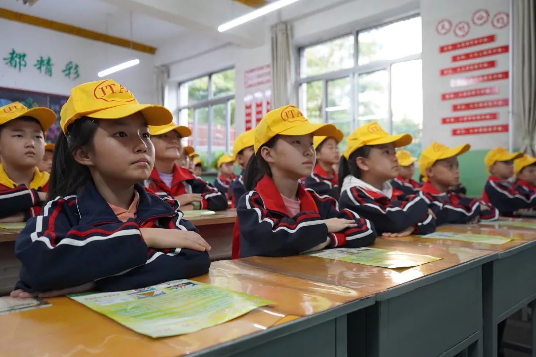 团员青年前往孝义市青年路小学进行"中国少年儿童铁路平安行动"宣讲