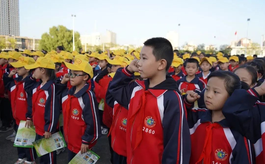 用实际行动维护铁路安全今后一定自觉遵守铁路规章在场的学生们共同