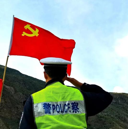疫情当前警察不退党旗在战疫一线高高飘扬