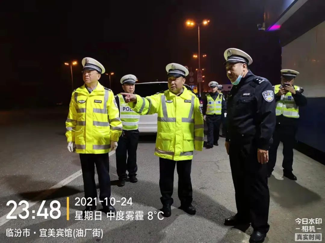 临汾市公安局党委委员交警支队长曹国刚夜间督导检查大气污染防治绿色
