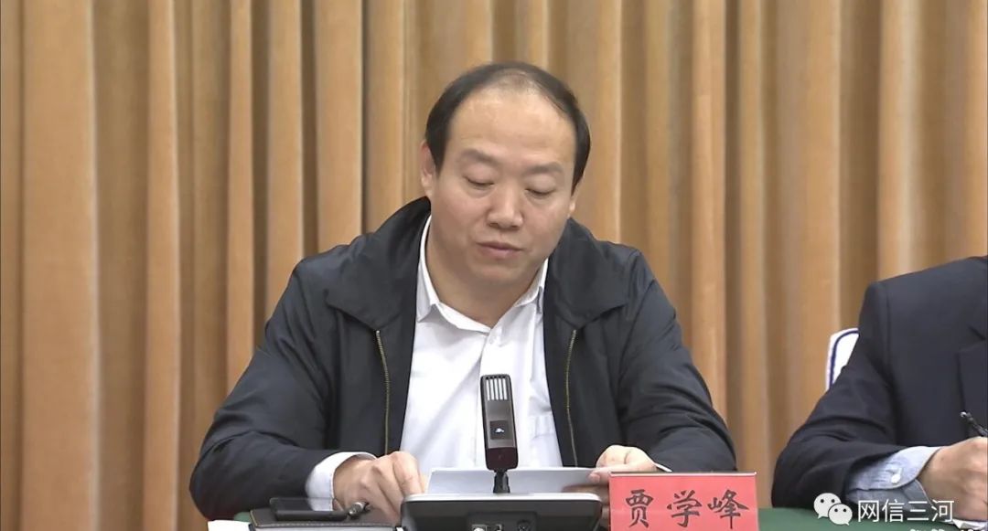 副市长贾学峰对校园安全专项整顿和疫情防控工作进行了安排部署.