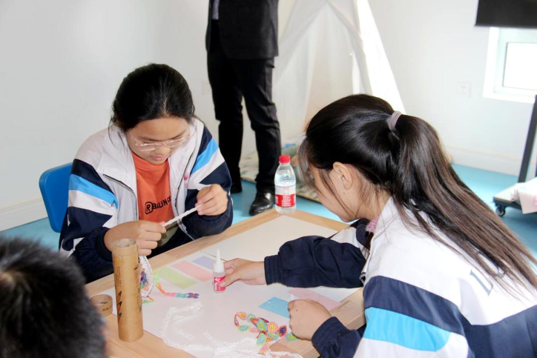 刘云萍和巾帼志愿者为13位优秀的流动儿童代表赠送了《苏菲的世界》