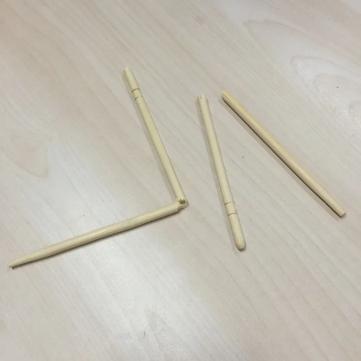 将其中一根筷子折成v字型(注意千万别折断哦),另一根筷子折断成为两支