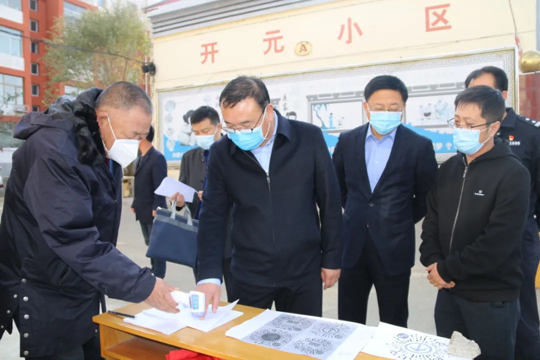 在县疫情防控指挥部,王大河听取了疫情防控工作情况汇