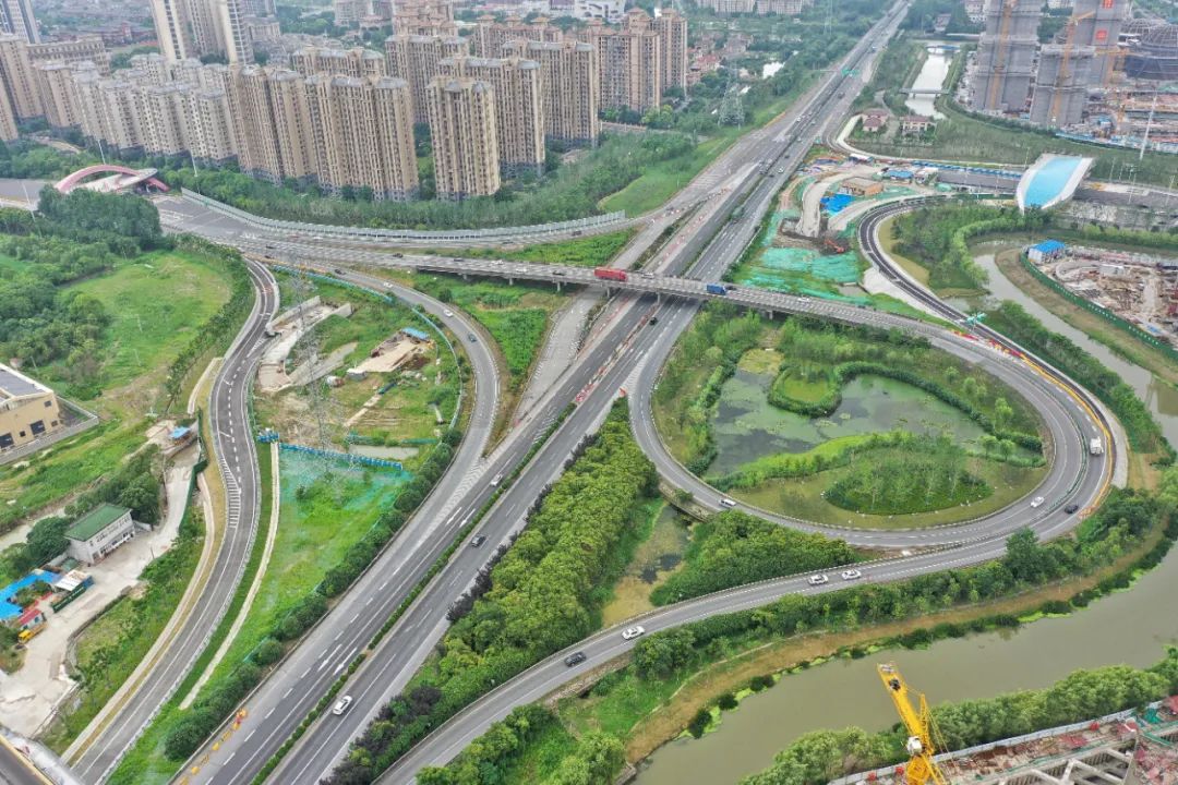 今天晚上,s4沪金高速南桥西出入口全面开通,从根本上解决奉贤新城西部