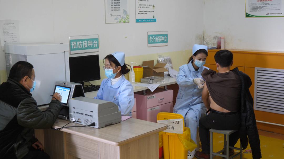 县中医院副院长段珂介绍说:"我院从10月19号陆续开始接种新冠疫苗加强