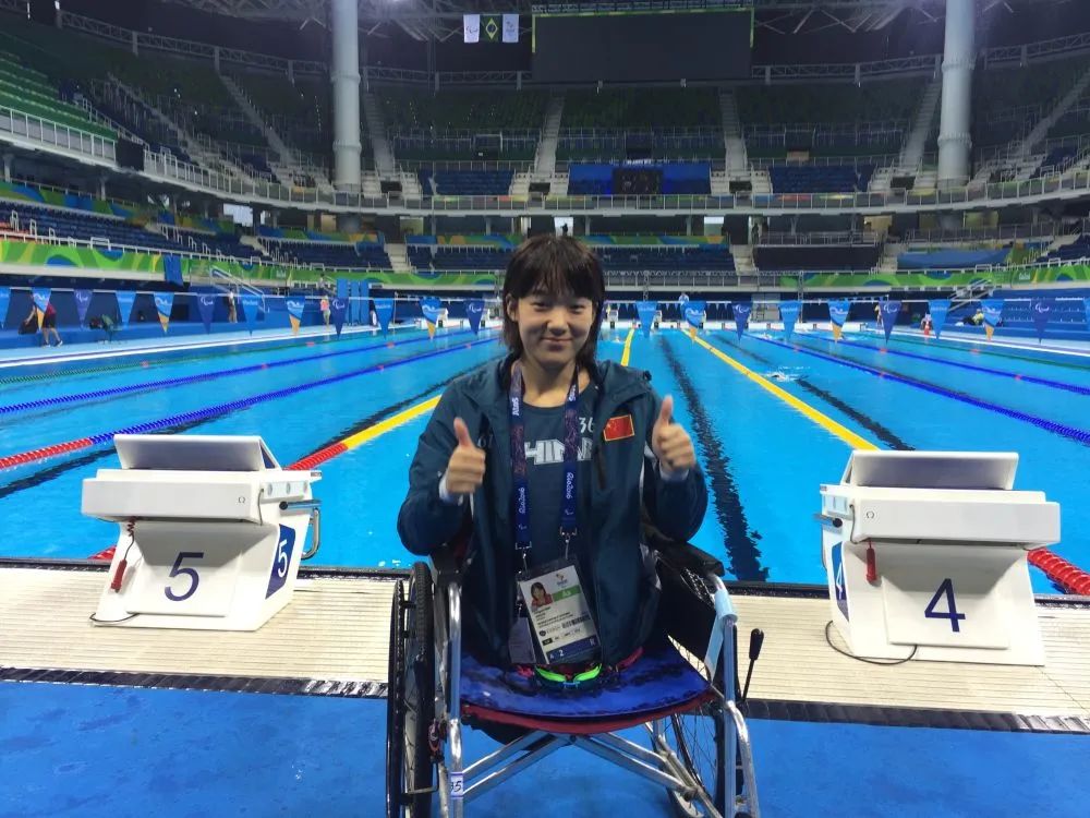 钱红艳4岁时高位截瘫靠半个篮球走路如今已成水中飞鱼