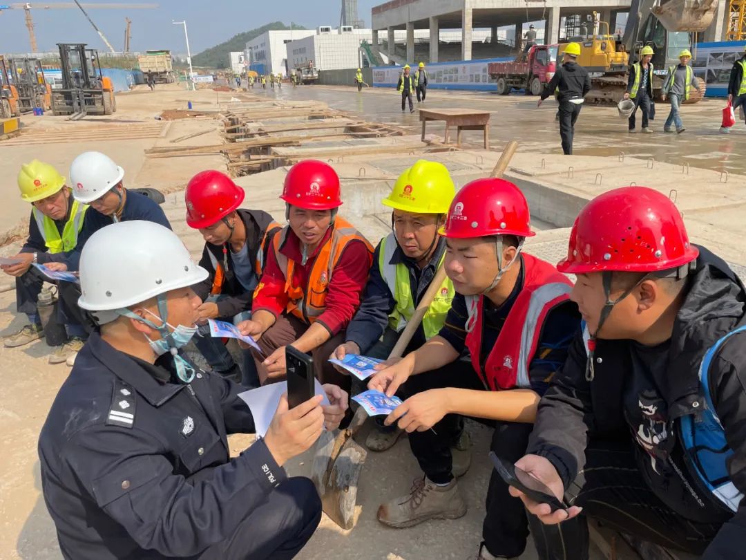 彭铁军利用工友休息时间到工地宣传反电诈群众的感