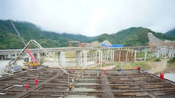 奋战四季度宁石高速云雾山特长隧道顺利贯通