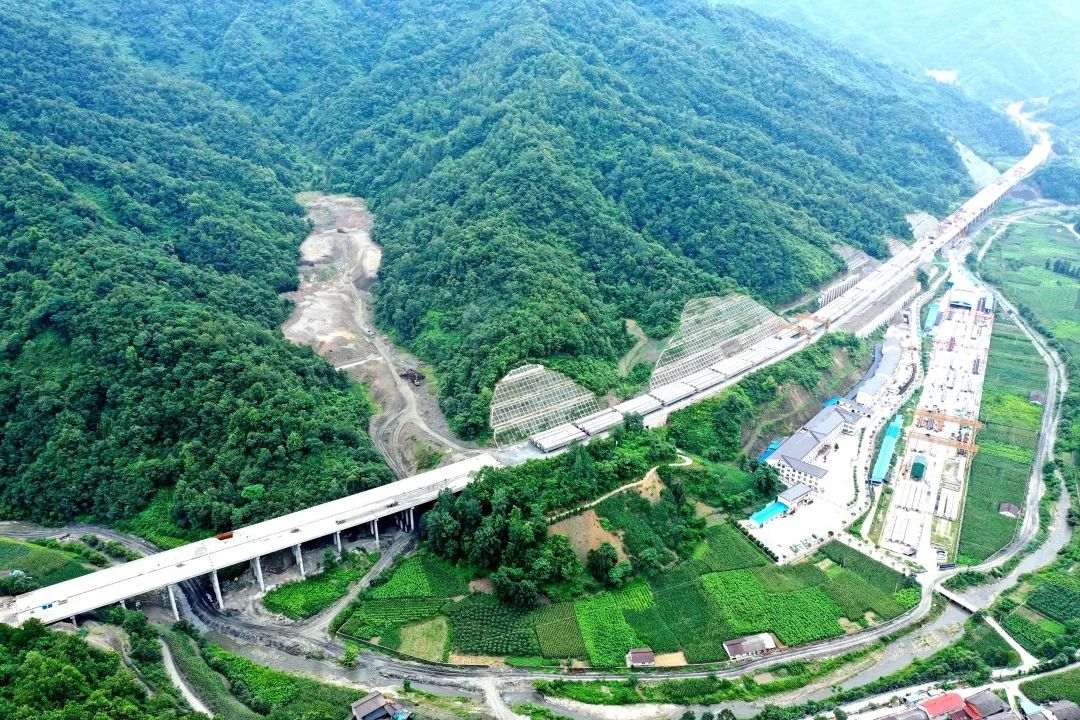 奋战四季度宁石高速云雾山特长隧道顺利贯通