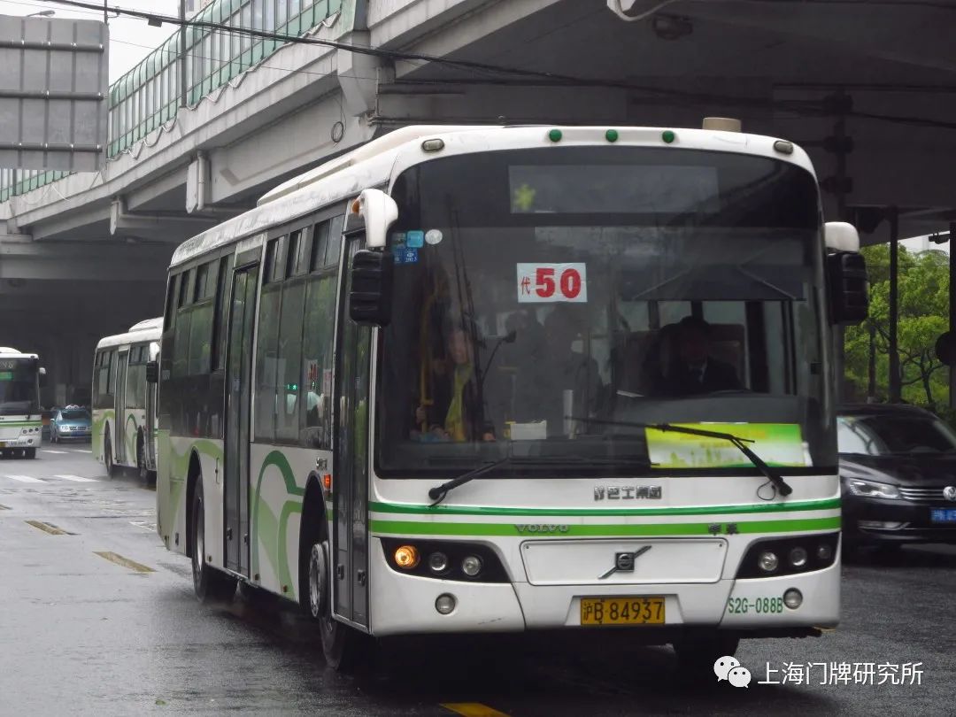 沪闵路(魏家钧 摄)2014年7月5日,50路朱梅路终点站调整至业祥路,站名