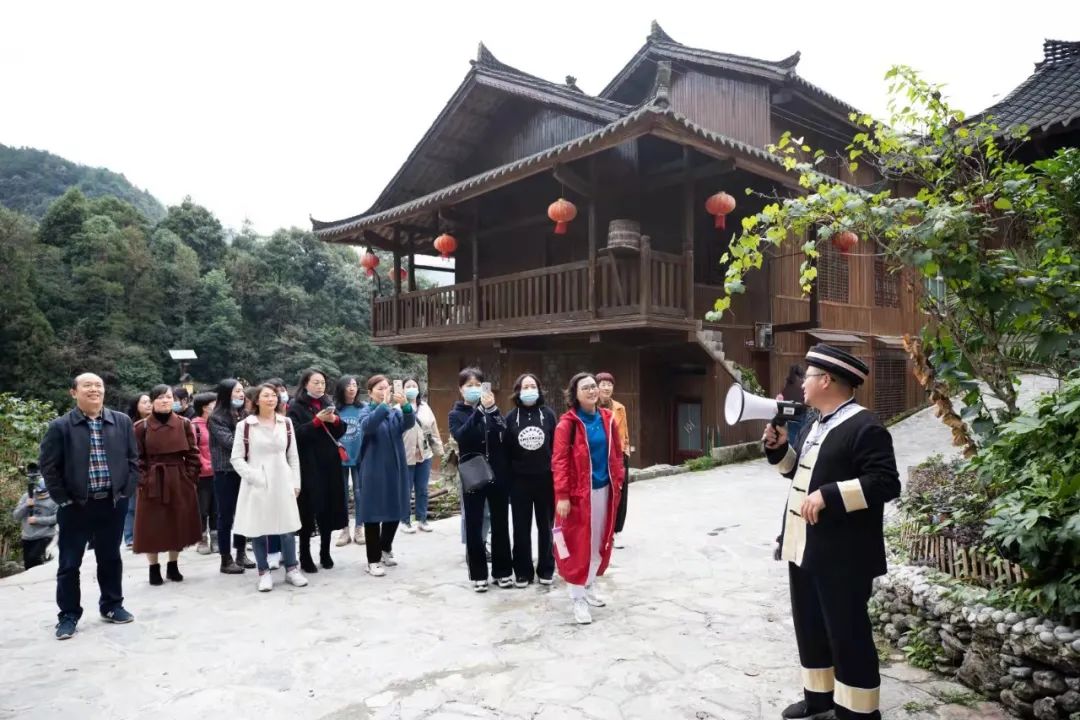 家风体验活动,先后到小溪胡家大院,旧铺康家大院参观土家族干栏式建筑