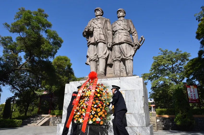 俞作豫纪念公园,映入眼帘的便是一座4米高的李明瑞俞作豫烈士雕像,
