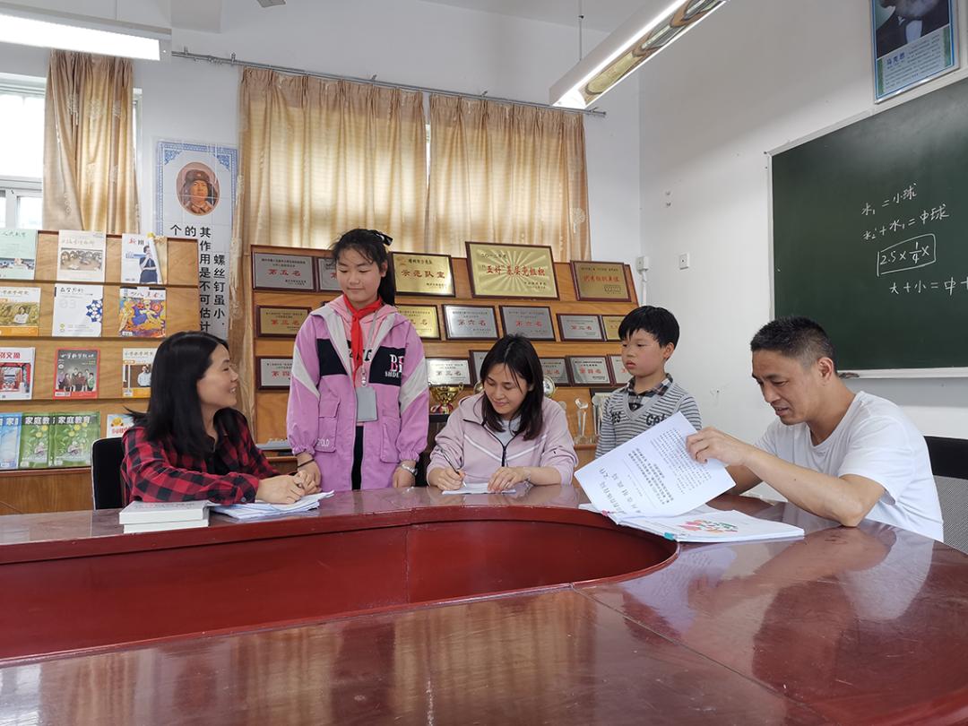 "近日,嵊州市纪委市监委联合相关职能部门组成督查小组来到黄泽中学