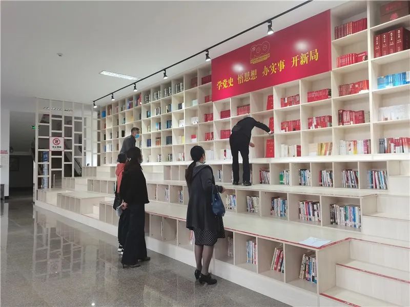 指导组一行先后到文山州图书馆实地查看了"红色文化旅游展示馆"建设
