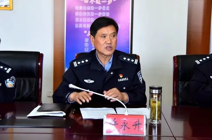 无悔从警路丹心映忠诚定远县公安局举行民警光荣退休仪式