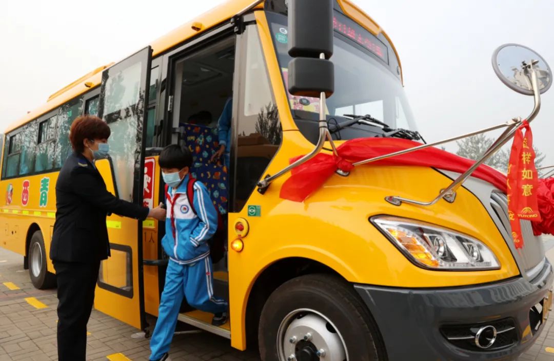 城事天津这些中小学校车试点运营