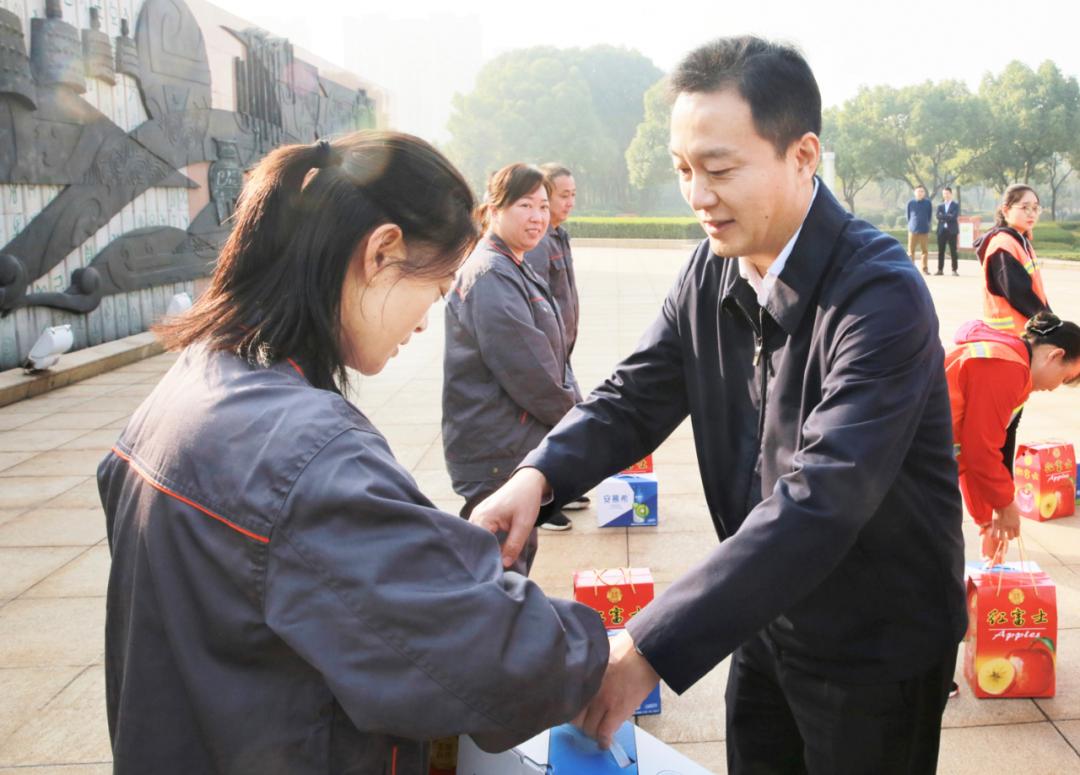 孔涛向全市环卫工人致以节日祝福和崇高敬意