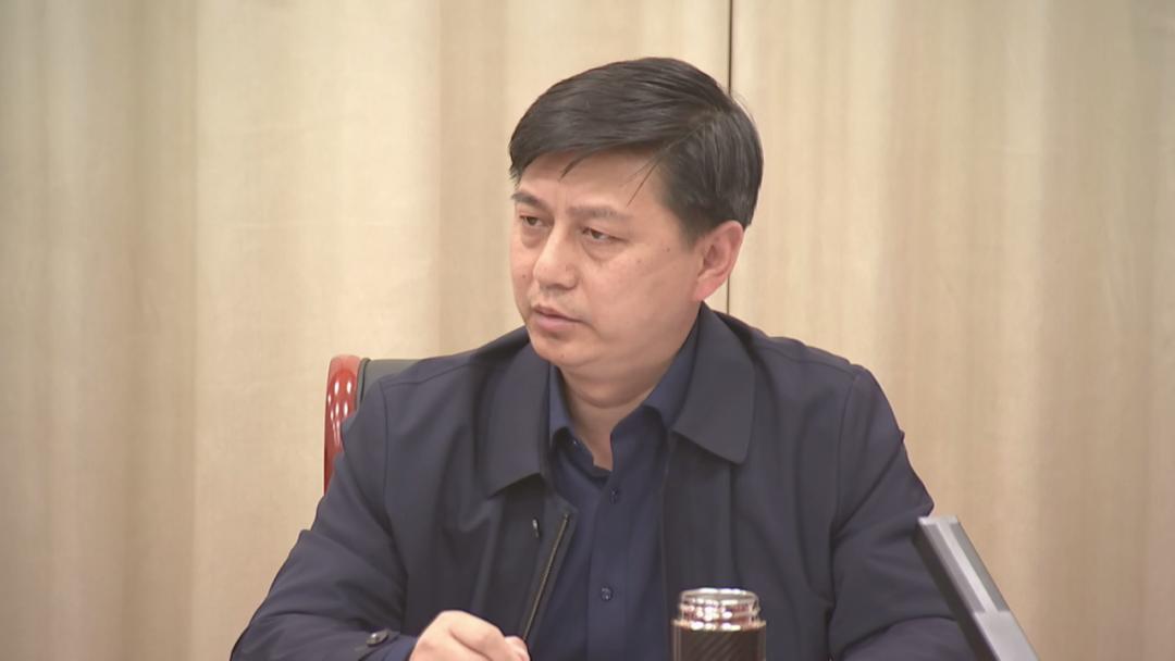 县长李国德在主持会议时指出,各级各部门要提高政治站位,树牢安全意识