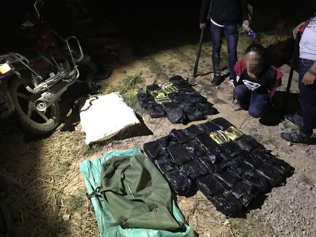 缴获大量毒品,制毒物品及涉毒车辆2辆,冲锋枪1支和手榴弹2枚,抓捕民警