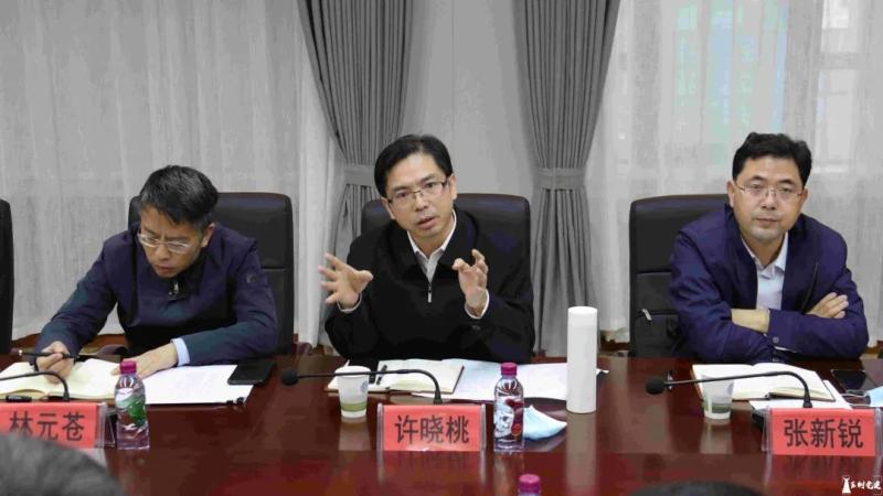 随后召开座谈,州委常委,副州长,北京援青指挥部指挥袁浩宗,州委常委