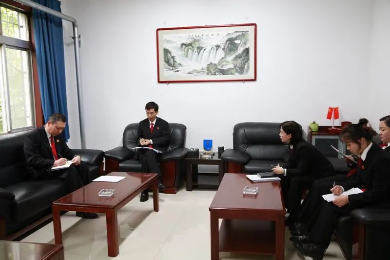 他指出法院办公室工作头绪多,综合协调任务重,工作内容涉及办文,办会