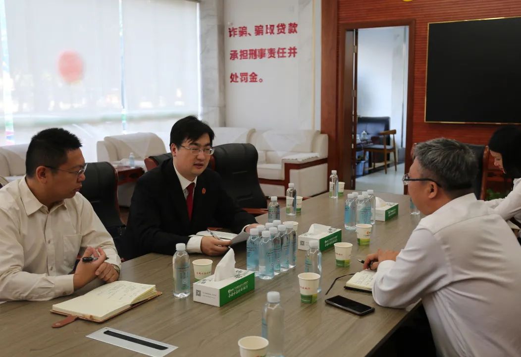 座谈会现场会上,广西银海国民村镇银行行长董宏军对刘瑞副院长一行的