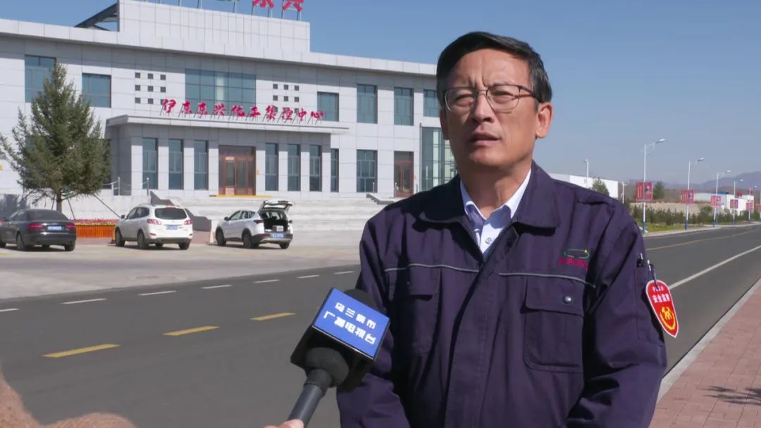 近日,记者在位于我县旗下营镇工业园区的内蒙古伊东集团东兴化工有限