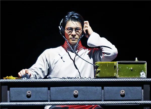 "舞剧《永不消逝的电波》正在美琪大戏院驻演,李侠(原型为烈士李白)