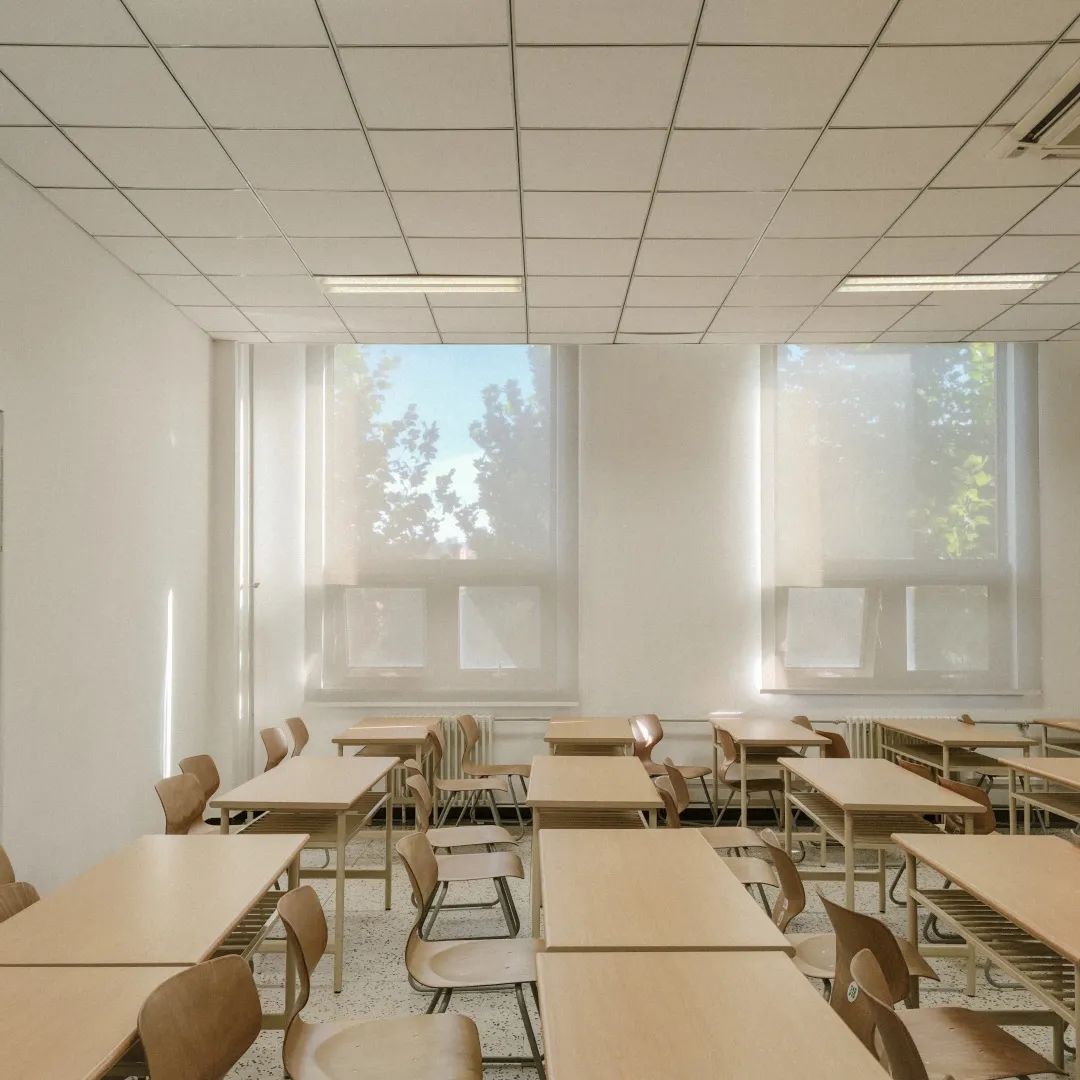 教室镀上了一层暖色午后的阳光温柔下来数清教学楼的每一个格子从这一