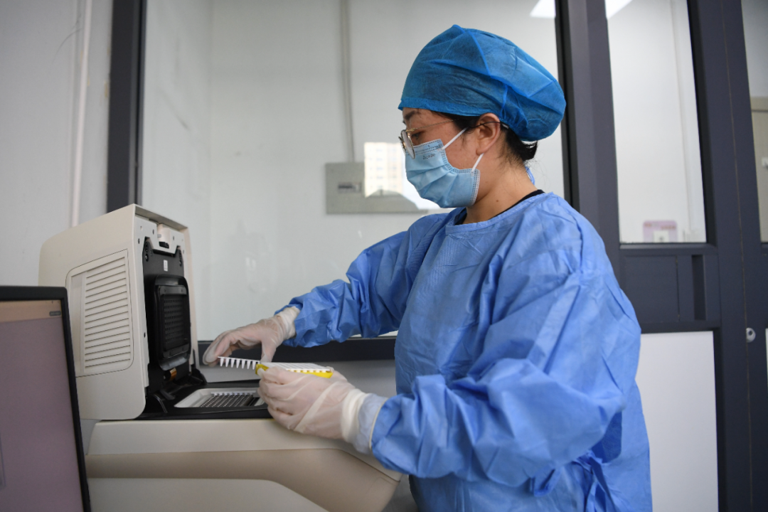 2021年10月21日,兰州大学第二医院检验医学中心副主任检验师赵有利在