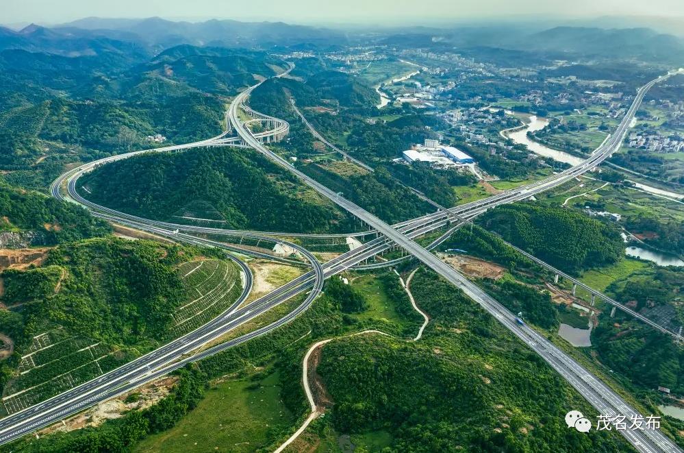 在开通洛湛铁路信宜至茂名城际列车,包茂高速信宜段的基础上,今年6月