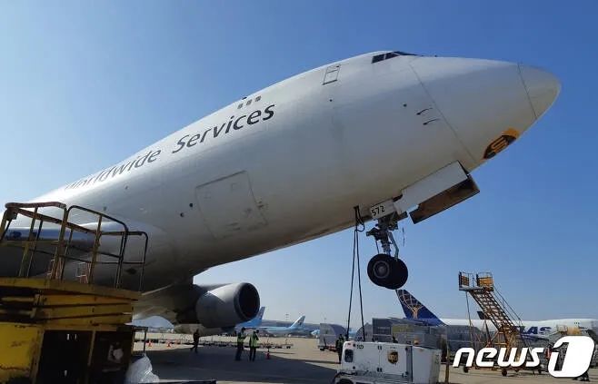 曲項向天歌ups一架747貨機機尾觸地