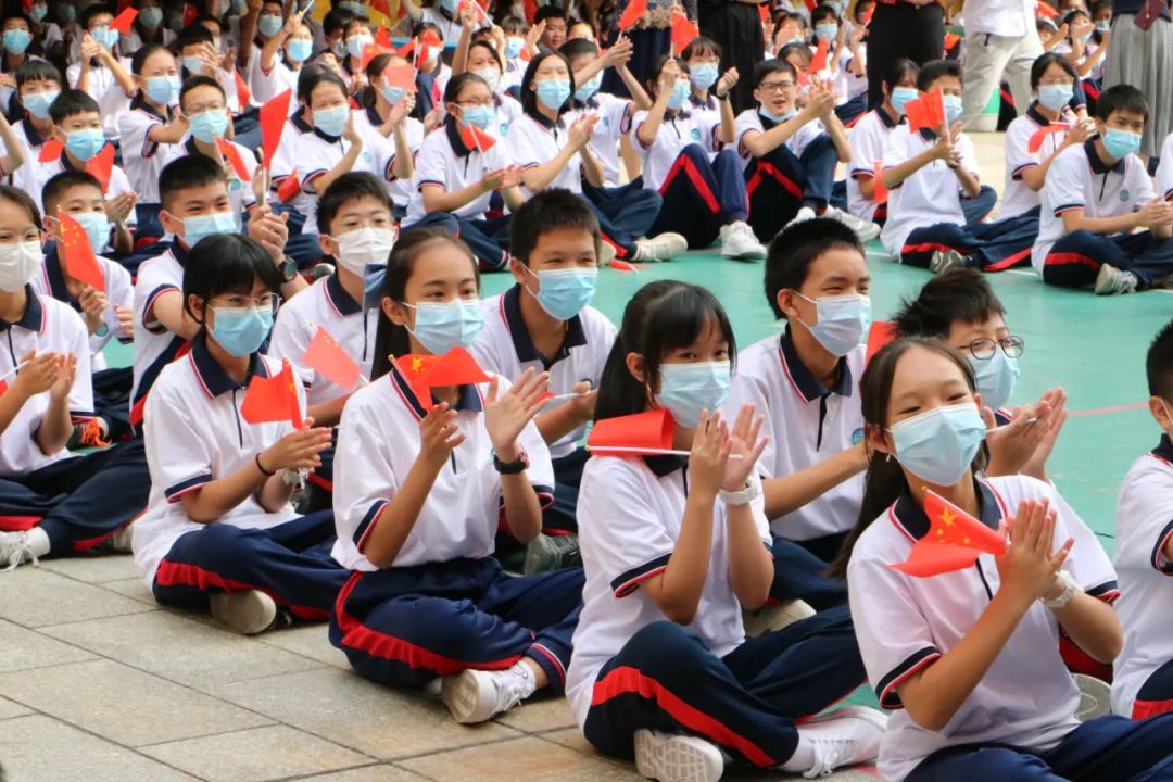 肇庆市地质中学师生们发出热烈的欢呼声