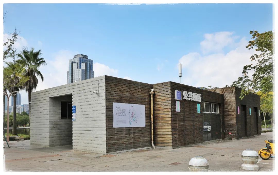 在市民广场,有一座人气很旺的公共厕所.