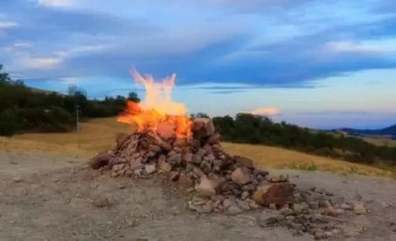 2米的小火山在意大利布斯卡山上可以用来烤肉的火山@大侠阿木就可以