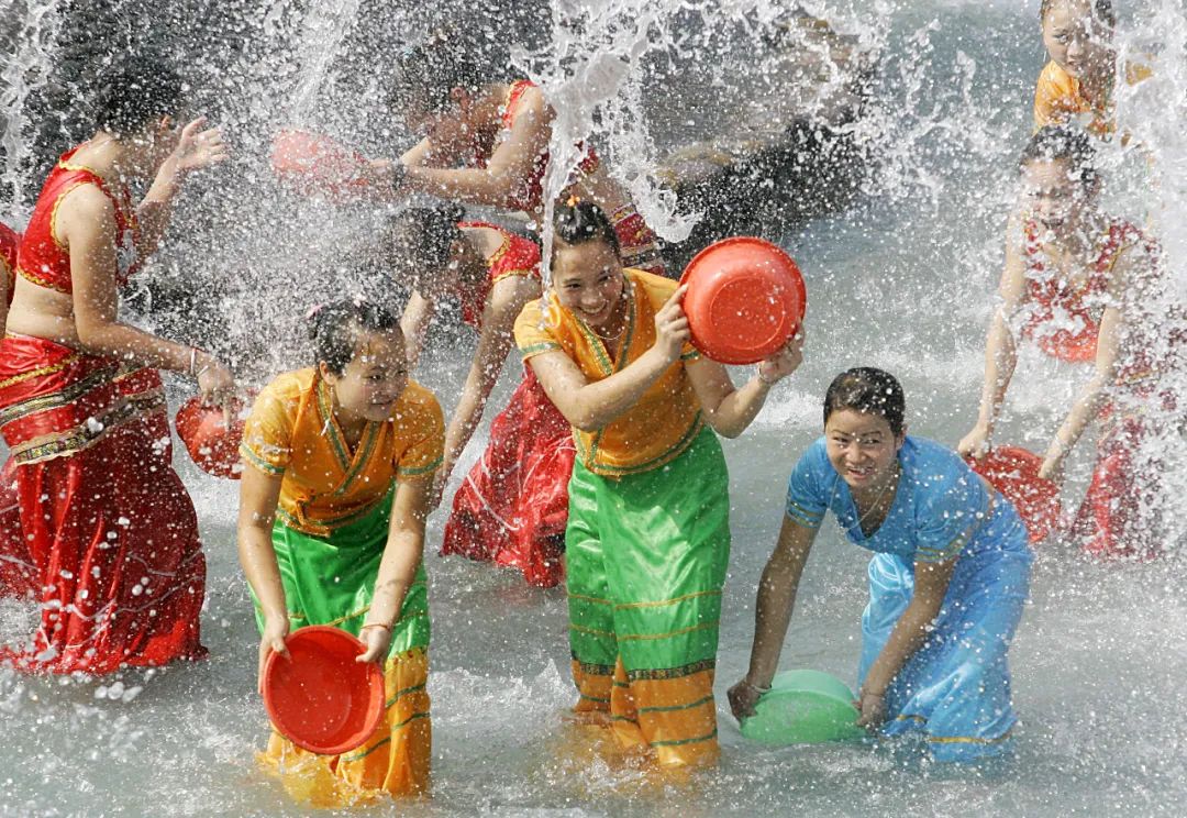 泼水节 杨峥 摄景洪市,隶属于云南省西双版纳傣族自治州.