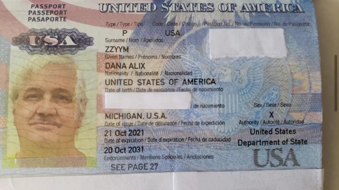 美国首发X性别护照，第一个获得者曝光|美加新闻播报