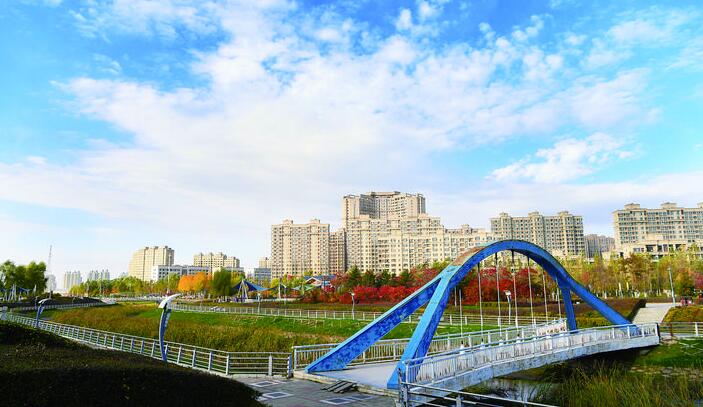 长春高新区富裕河公园依河而建的景观绿廊