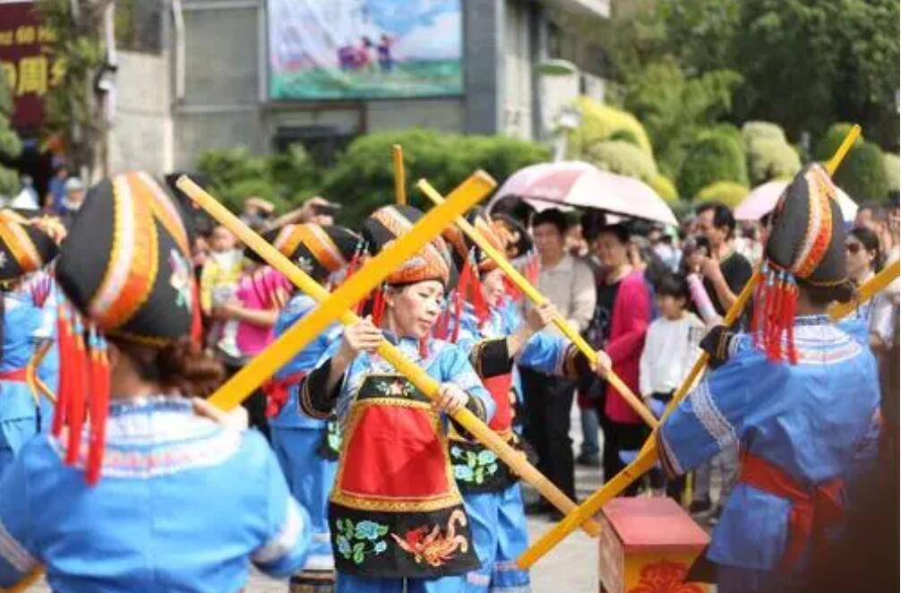 地区马山,都安等县的山乡村寨都会在村前的晒谷场上举行扁担舞表演