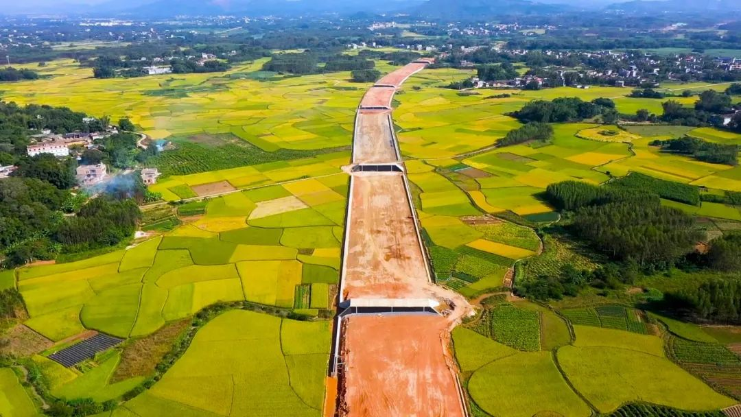 图为南宁至湛江高速公路主线.