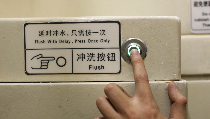 火车上还有人专门掏厕所