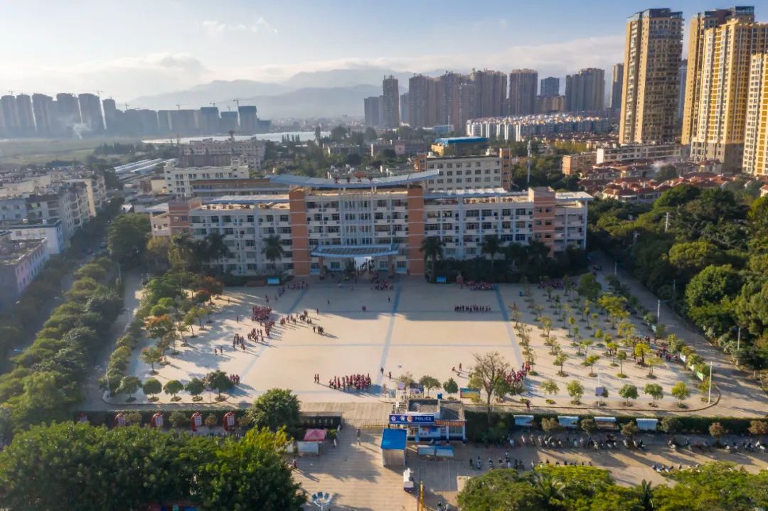 蒙自二中 佴斌 摄提升蒙自"首位度",就是要在对外开放上示范引领.