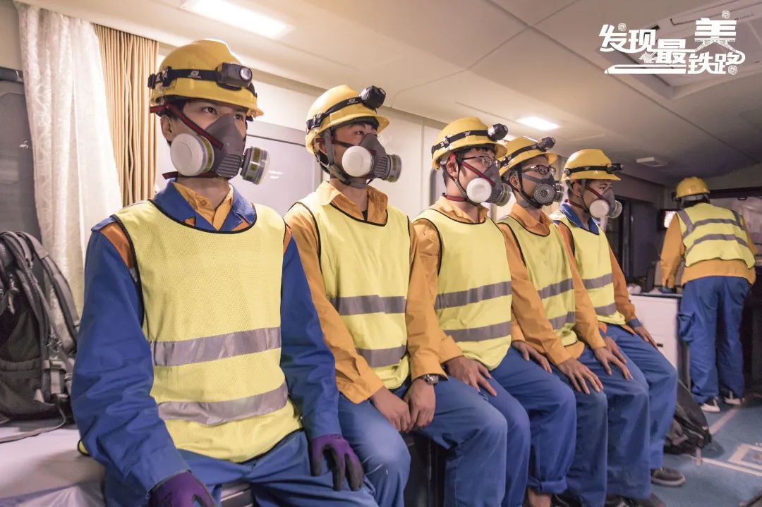 发现最美铁路佩戴防毒面具的蜘蛛侠